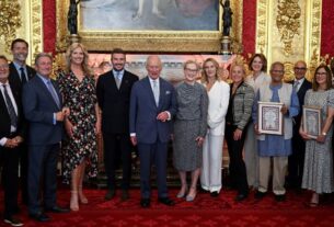 David Beckham é condecorado como cavaleiro pelo rei Charles III e vira sir Beckham