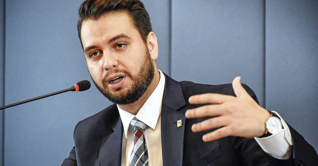 Defesa diz que provas inocentam Filipe Martins e pede fim de restrições