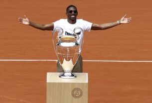Dembélé leva taça da Champions à quadra central de Roland Garros