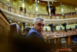 Dirigente socialista espanhol renuncia por caso de corrupção em novo golpe para Pedro Sánchez