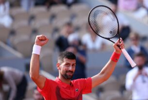 Djokovic fatura centésima vitória em Roland Garros e encara Zverev nas quartas de final