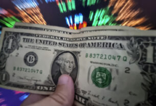 Dólar abre a semana em queda firme, enquanto Ibovespa sobe 1,5% e se reaproxima dos 140 mil pontos