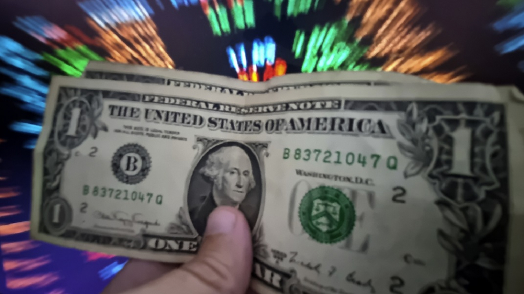 Dólar abre a semana em queda firme, enquanto Ibovespa sobe 1,5% e se reaproxima dos 140 mil pontos