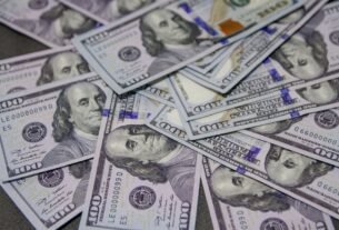 Dólar apresenta queda em meio a tensões no Oriente Médio