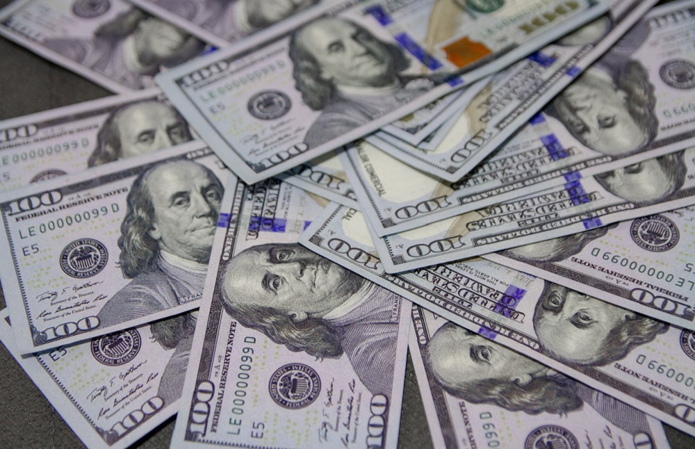 Dólar apresenta queda em meio a tensões no Oriente Médio
