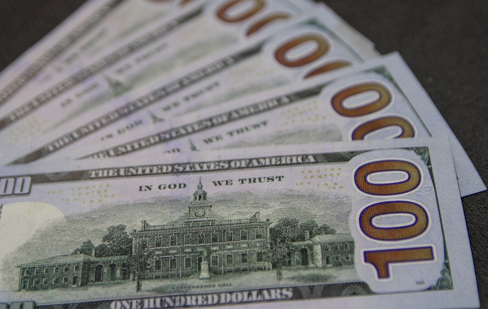 Dólar cai a R$ 5,67 diante de acirramento da guerra comercial entre EUA e China