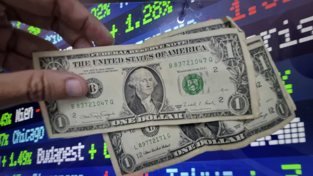 Dólar fecha abaixo de R$ 5,60 pela primeira vez desde outubro; Ibovespa cai aos 136,2 mil pontos, menor nível em um mês