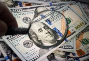 Dólar perde força e fecha em leve queda, enquanto Ibovespa inicia semana em baixa de 0,30%
