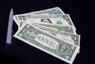 Dólar tem dia de montanha-russa com conflito no Oriente Médio e cenário político brasileiro
