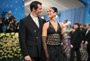 Dua Lipa confirma noivado com ator Callum Turner
