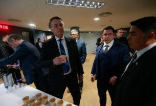Durante intervalo no STF, Bolsonaro diz a jornalistas que Michelle ‘decide o futuro dela’