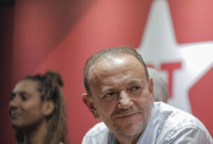 Reunião da corrente majoritária do Partido dos Trabalhadores (PT) apoiam o candidato à presidência do partido, Edinho Silva fez que fez movimentos recentes para pacificar as desavenças internas na corrente majoritária da sigla e unificar o grupo em torno de seu nome na disputa partidária. Na “Carta aos petistas”, o ex-prefeito de Araraquara (SP) mudou de tom e defendeu que o PT participe de “alianças políticas amplas”, mas com a manutenção da “identidade e do protagonismo” do partido.