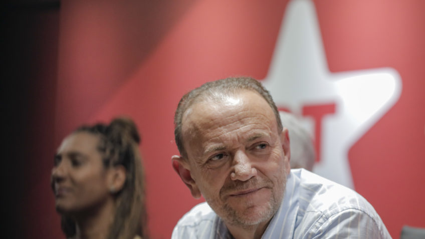 Reunião da corrente majoritária do Partido dos Trabalhadores (PT) apoiam o candidato à presidência do partido, Edinho Silva fez que fez movimentos recentes para pacificar as desavenças internas na corrente majoritária da sigla e unificar o grupo em torno de seu nome na disputa partidária. Na “Carta aos petistas”, o ex-prefeito de Araraquara (SP) mudou de tom e defendeu que o PT participe de “alianças políticas amplas”, mas com a manutenção da “identidade e do protagonismo” do partido.