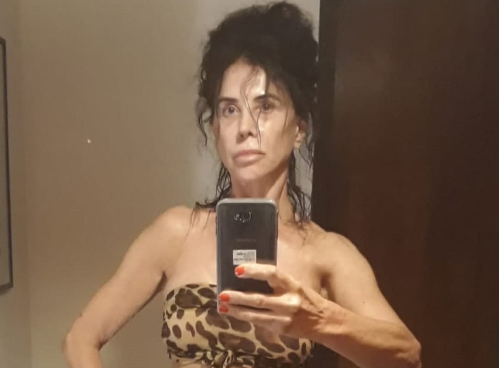 Estrela dos anos 90, Claudia Alencar exibe look ousado e recebe elogios nas redes sociais