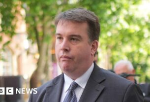 Ex-Tory MP entre 15 no tribunal que enfrenta acusações de apostas