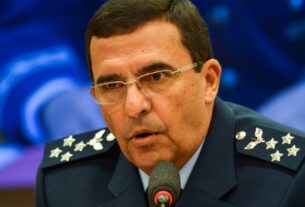 Ex-chefe da FAB é contestado sobre trama golpista...