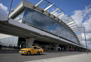 Explosões Rock Moscou como 50 drones têm como alvo regiões russas, vôos de vnukovo desviados