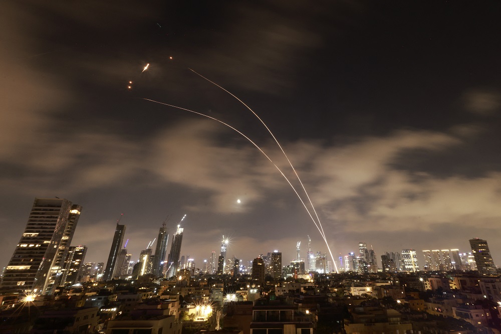 Explosões são relatadas nos céus de Tel Aviv enquanto Irã lança nova onda de mísseis