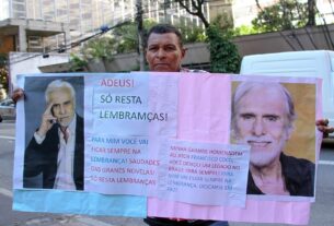 Fãs, amigos e familiares se despedem do ator Francisco Cuoco em velório aberto para o público