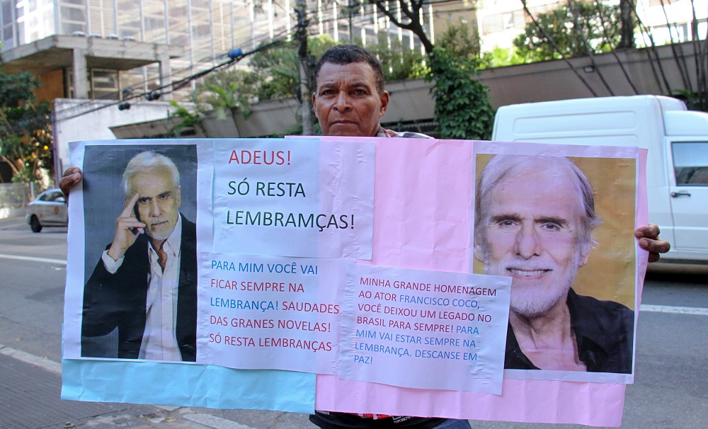 Fãs, amigos e familiares se despedem do ator Francisco Cuoco em velório aberto para o público
