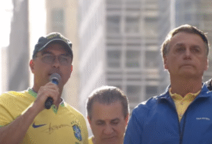 Flávio Bolsonaro e Jair Bolsonaro em ato na Paulista