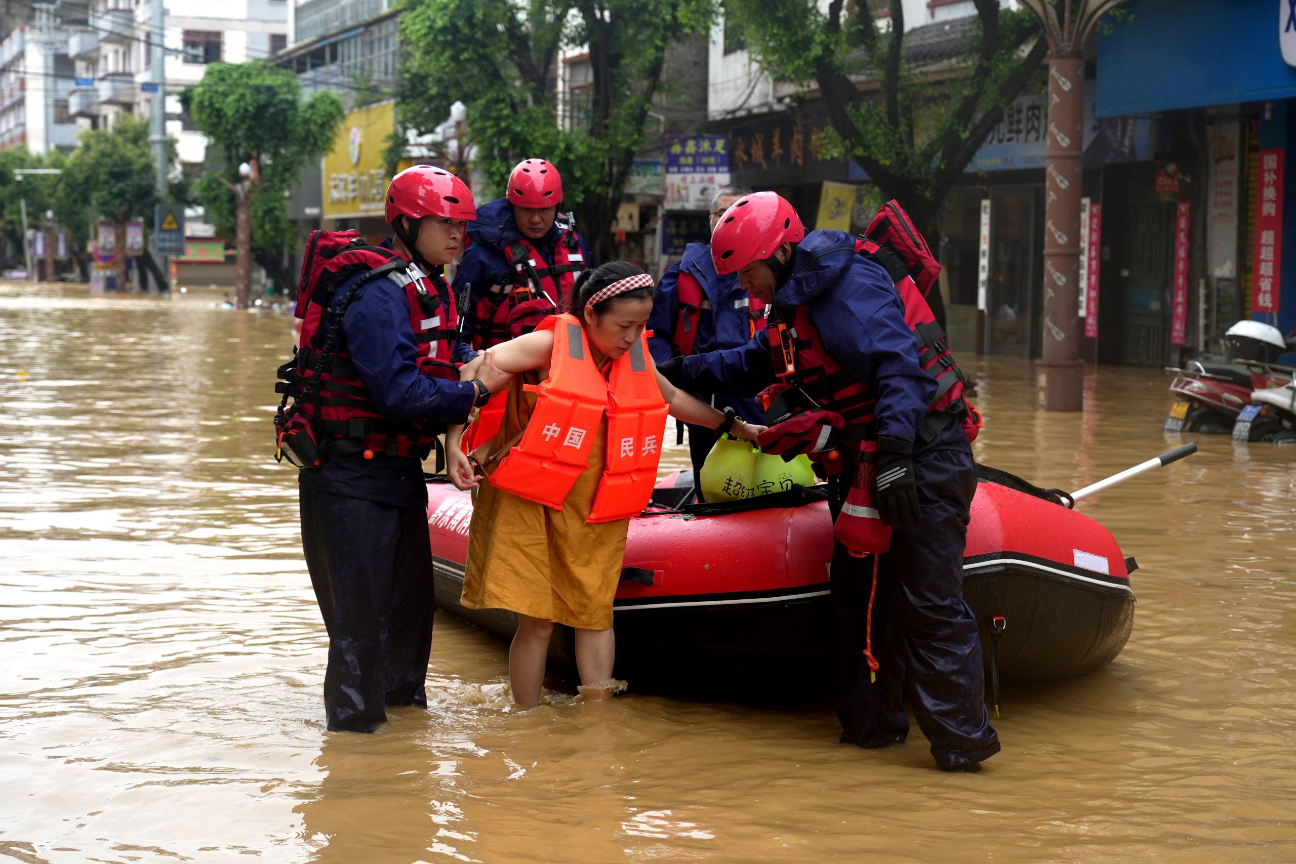 Fortes chuvas causam inundações e forçam evacuação de mais de 70 mil pessoas no sudoeste da China
