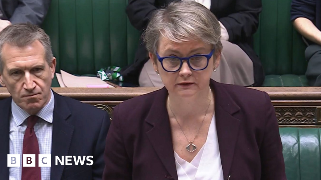 França revisando táticas de policiamento de barcos pequenos, diz Yvette Cooper