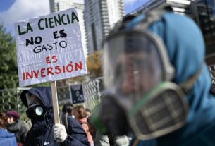 Governo Milei comemora queda da inflação enquanto povo sofre com demissões e renda em queda
