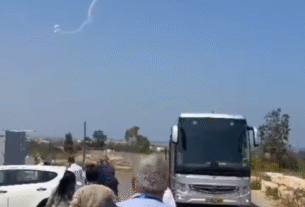Guerra em Israel: autoridades brasileiras se assustam com mísseis, abrigam-se em bunker e aguardam espaço aéreo reabrir