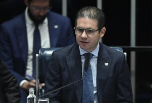 Hugo Motta anuncia que plenário decidirá sobre perda de mandato de Carla Zambelli