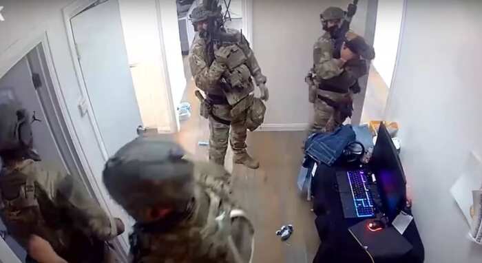 ICE faz ataque frustrado e invade a casa de uma mãe grávida. Secretária Kristi Noem participou da ação equivocada
