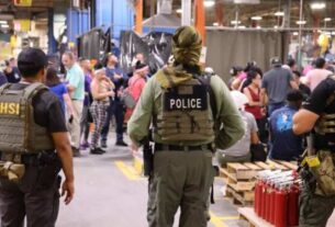 ICE invade fábrica de extintores e prende 30 imigrantes. Familiares cercaram o local – BRAZILIAN PRESS // O maior jornal brasileiro fora do Brasil