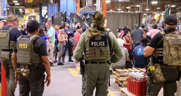 ICE invade fábrica de extintores e prende 30 imigrantes. Familiares cercaram o local – BRAZILIAN PRESS // O maior jornal brasileiro fora do Brasil
