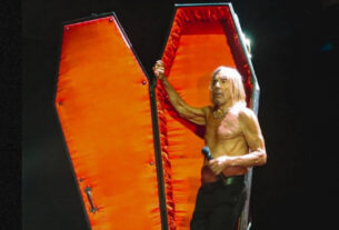 Iggy Pop deixa palco dentro de caixão após show em Londres