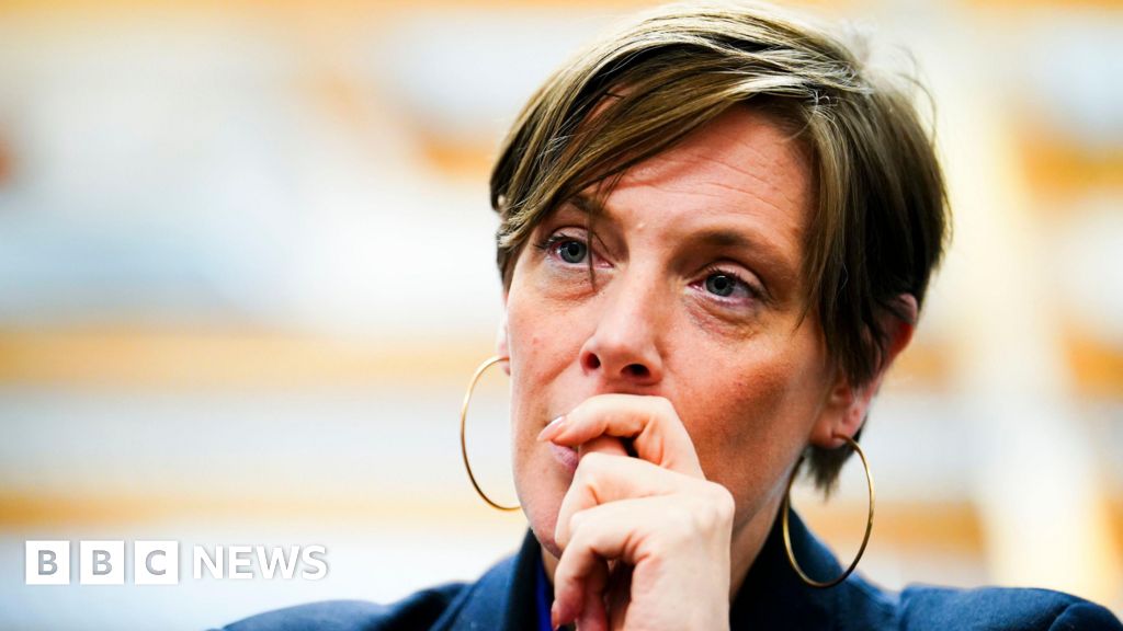 Jess Phillips pede desculpas por gangues relatórios de gangues