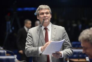 Líder do PT na Câmara pedirá à PGR bloqueio de bens de Bolsonaro por vaquinha para o filho Eduardo