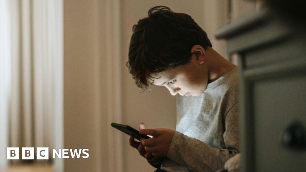 Limites de tempo de mídia social para crianças consideradas pelo governo