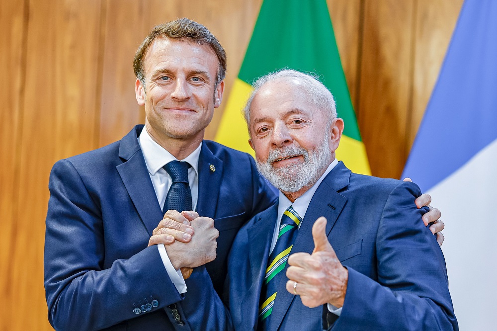 Lula chega à França para primeira visita de Estado de um presidente brasileiro em 13 anos