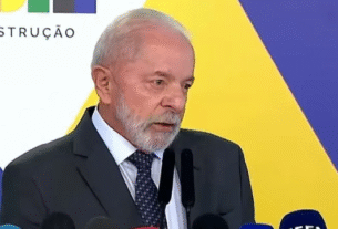 Lula diz que Eduardo Bolsonaro fica “tentando lamber as botas do Trump”