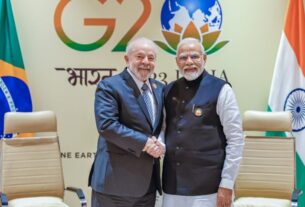 Na imagem, o presidente do Brasil, Lula (à esq.), e o primeiro-ministro da Índia, Narendra Modi (à dir.)