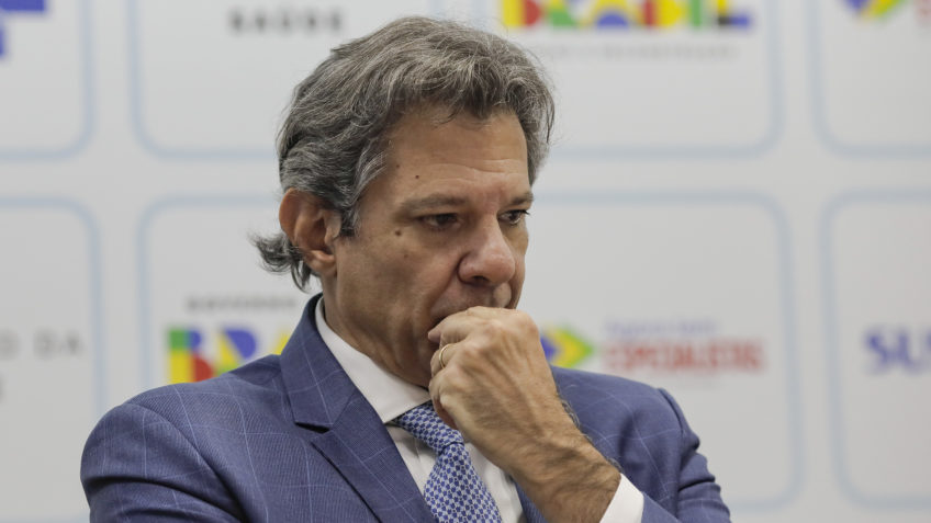 Lula quer saber se queda do IOF “usurpa” Constituição, diz Haddad