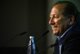 Lyon, time de John Textor, é rebaixado para 2ª divisão do Campeonato Francês por crise financeira