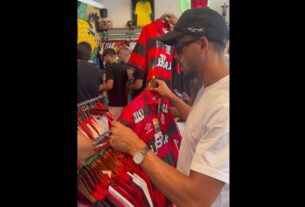 Matheus Nunes, do Manchester City, aproveita folga no Mundial para comprar camisa do Flamengo nos EUA