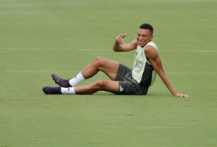 Mbappé treina e presidente do Real Madrid acompanha preparação para jogo contra a Juventus