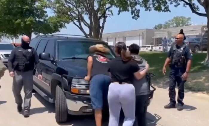 Mega-operação da ICE em Nebraska é repelida por protestos. Agentes jogaram carro contra manifestantes – BRAZILIAN PRESS // O maior jornal brasileiro fora do Brasil
