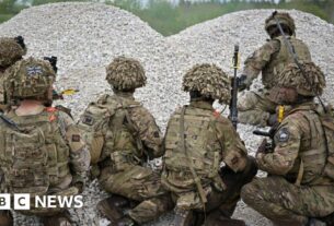 Melhorar casas militares criando um novo corpo, digamos Tories