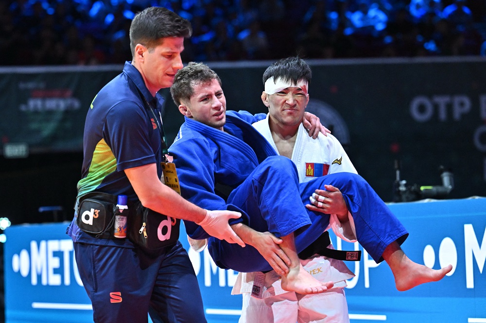 Michel Augusto torce o pé, perde o bronze no Mundial de Judô e sai carregado por adversário