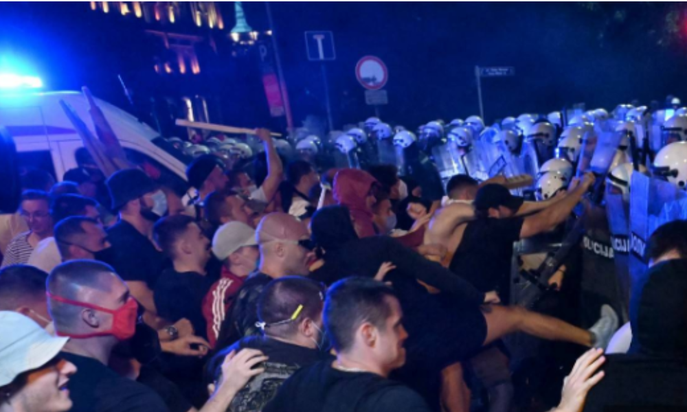 Milhares de manifestantes bloqueam estradas e exigem eleições antecipadas na Sérvia