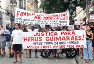 Moradores da comunidade Santo Amaro protestam após morte de rapaz baleado em festa junina