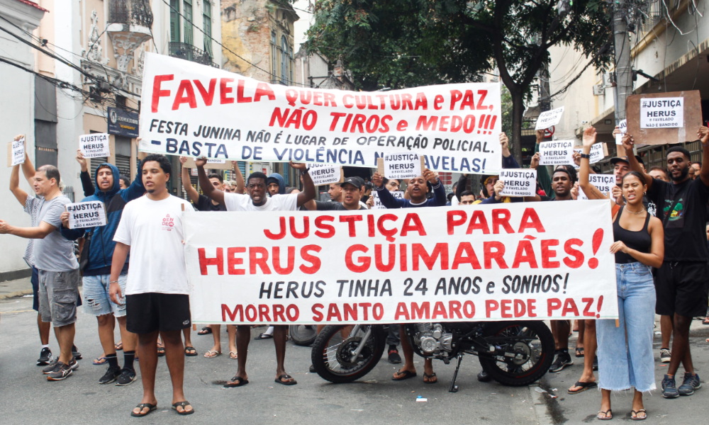 Moradores da comunidade Santo Amaro protestam após morte de rapaz baleado em festa junina